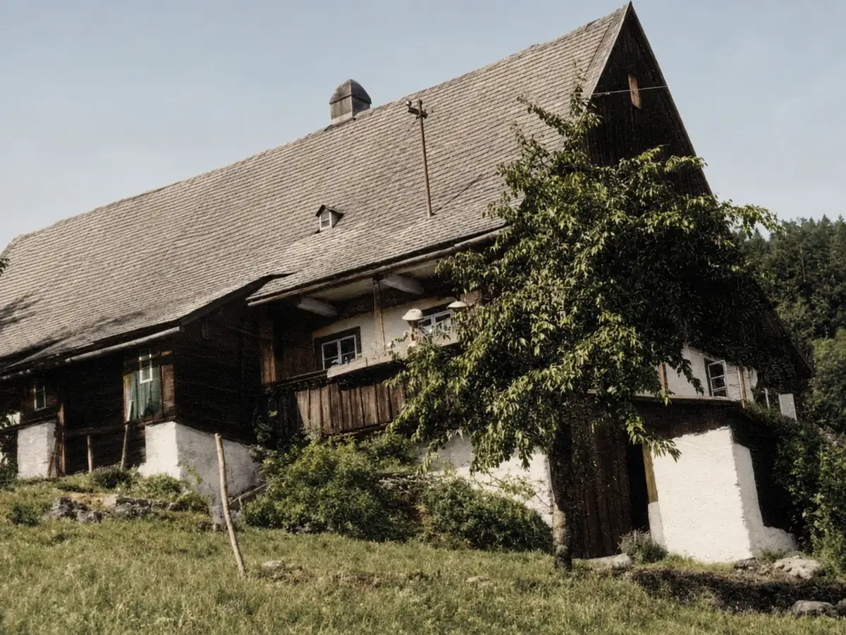 Tradiční roubená chalupa na svahu
