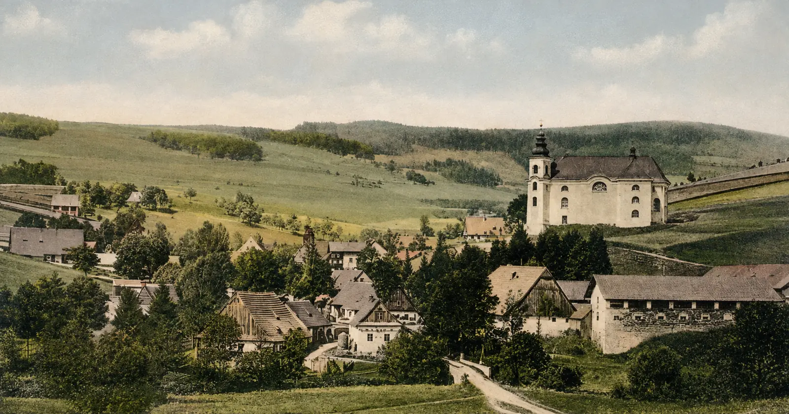 Historický pohled na Neratov s kostelem v údolí Orlických hor